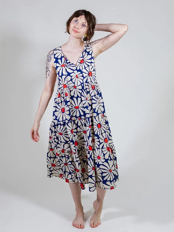 Trendy Looks On Sale Romantic Date - Night Ensemble Thais Tiered Sleeveless Dress - Navy Floral