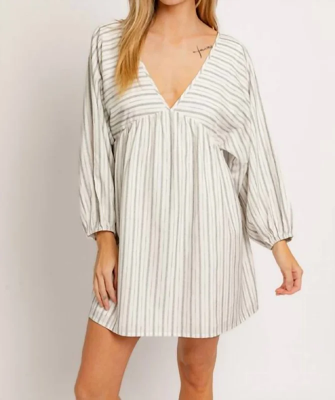 Holiday Glam Modern Romance Balloon Long Sleeve Empire Line Dress In White/black